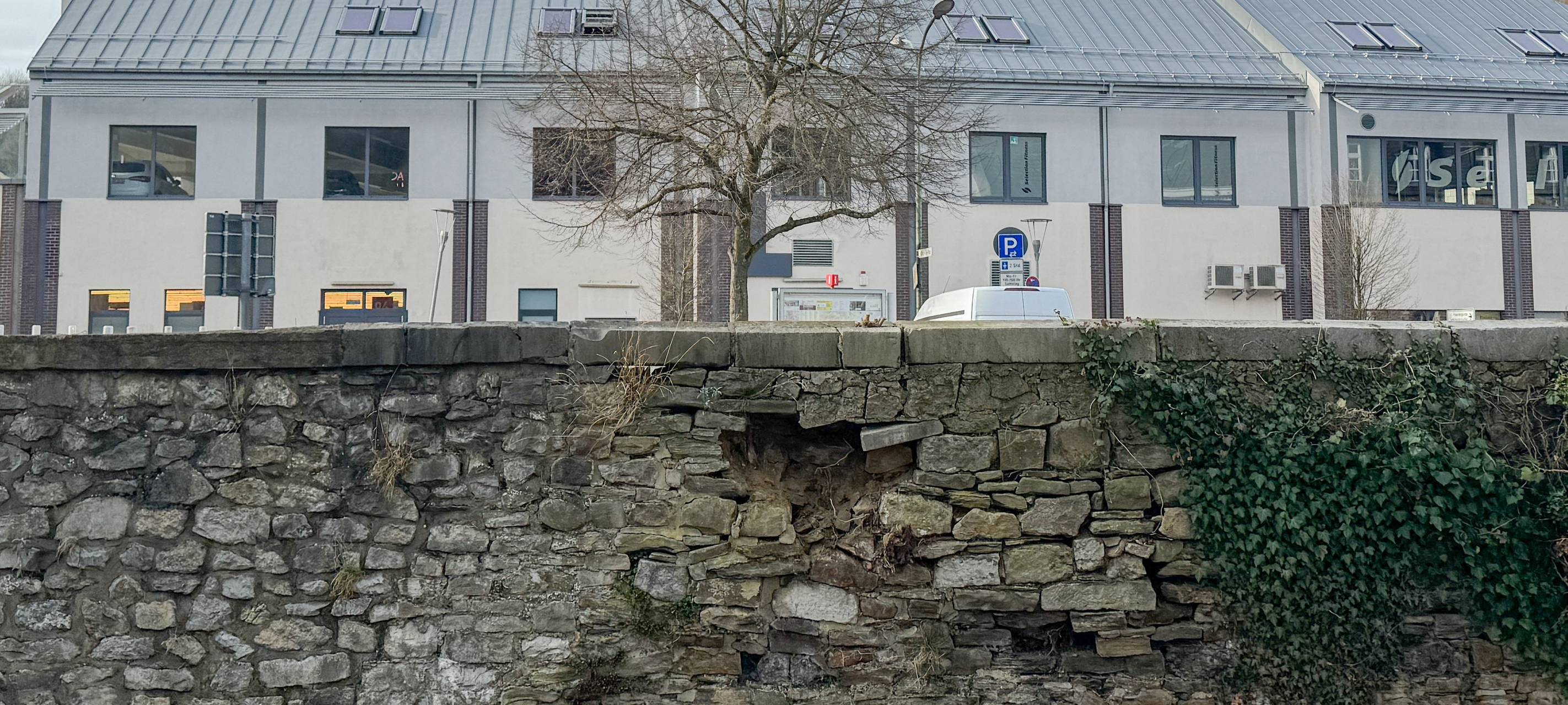 Stolberg: Frostschäden an Bachufermauer