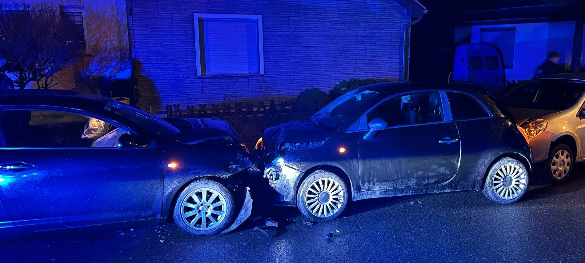 Verfolgungsjagd endet in geparkten Autos