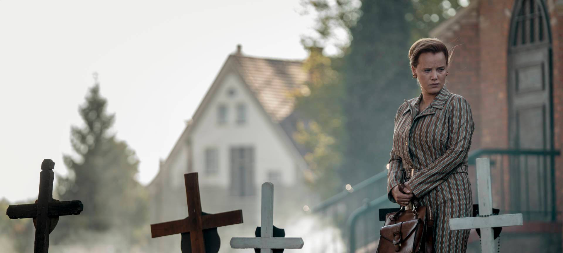 Jolanta auf dem Friedhof.