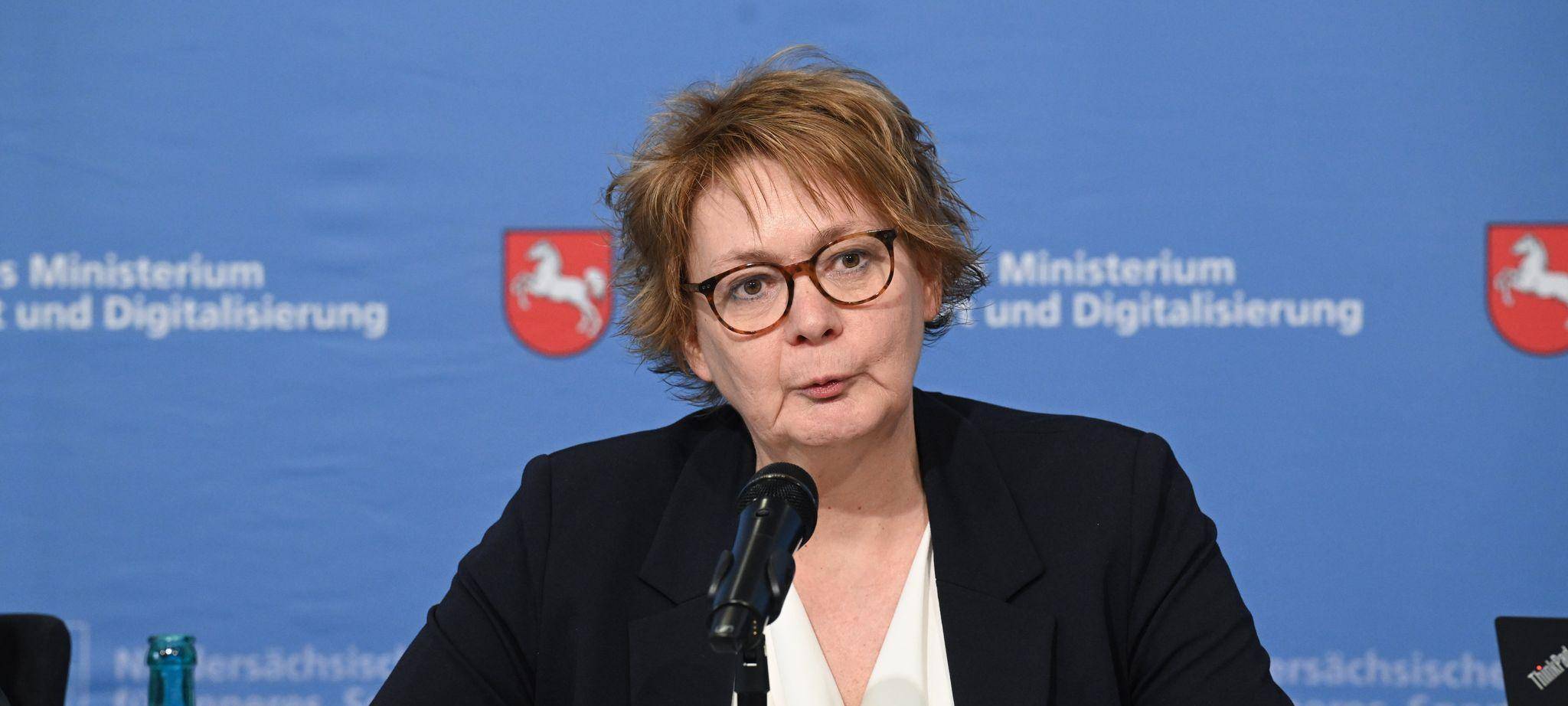 Pressekonferenz mit Niedersachsens Innenministerin Behrens (SPD)