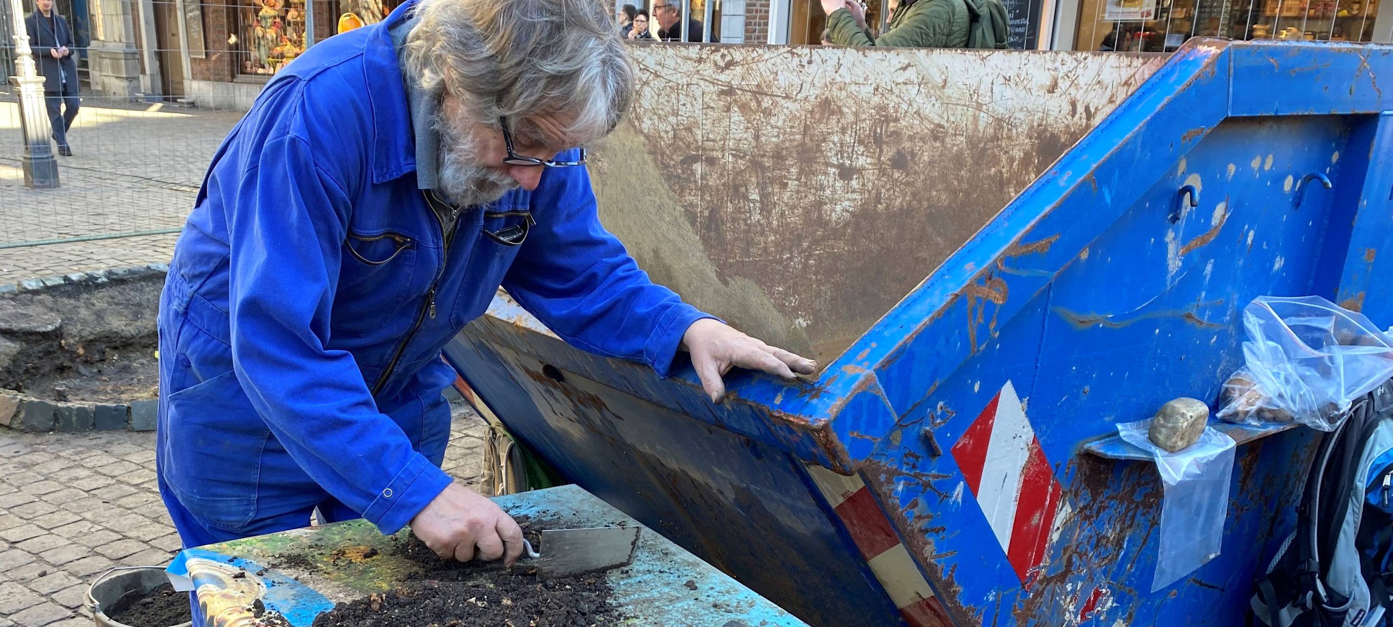 Archäologen am Münsterplatz in Aachen