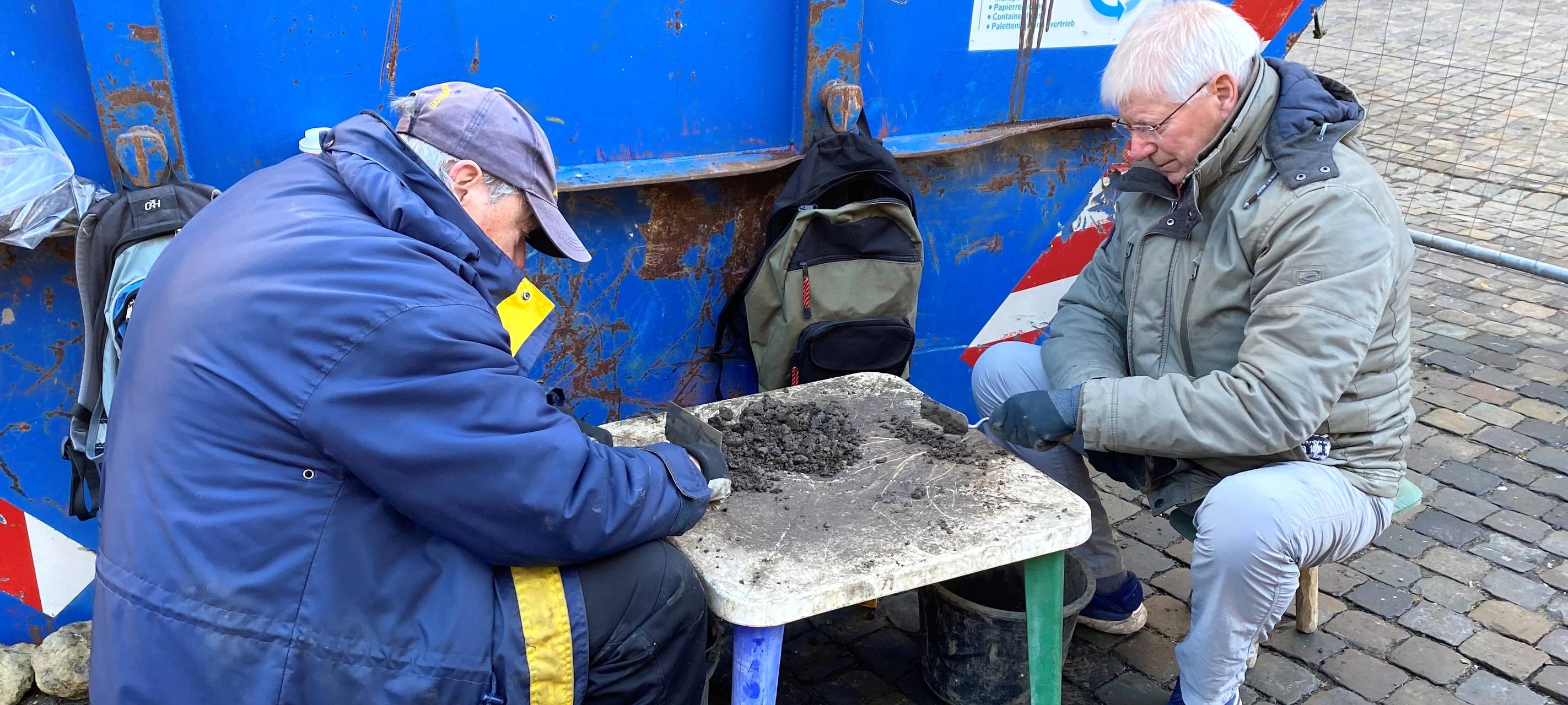 Archäologen am Münsterplatz in Aachen