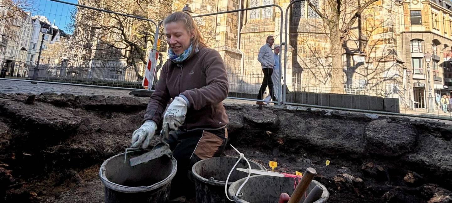 Archäologen am Münsterplatz in Aachen