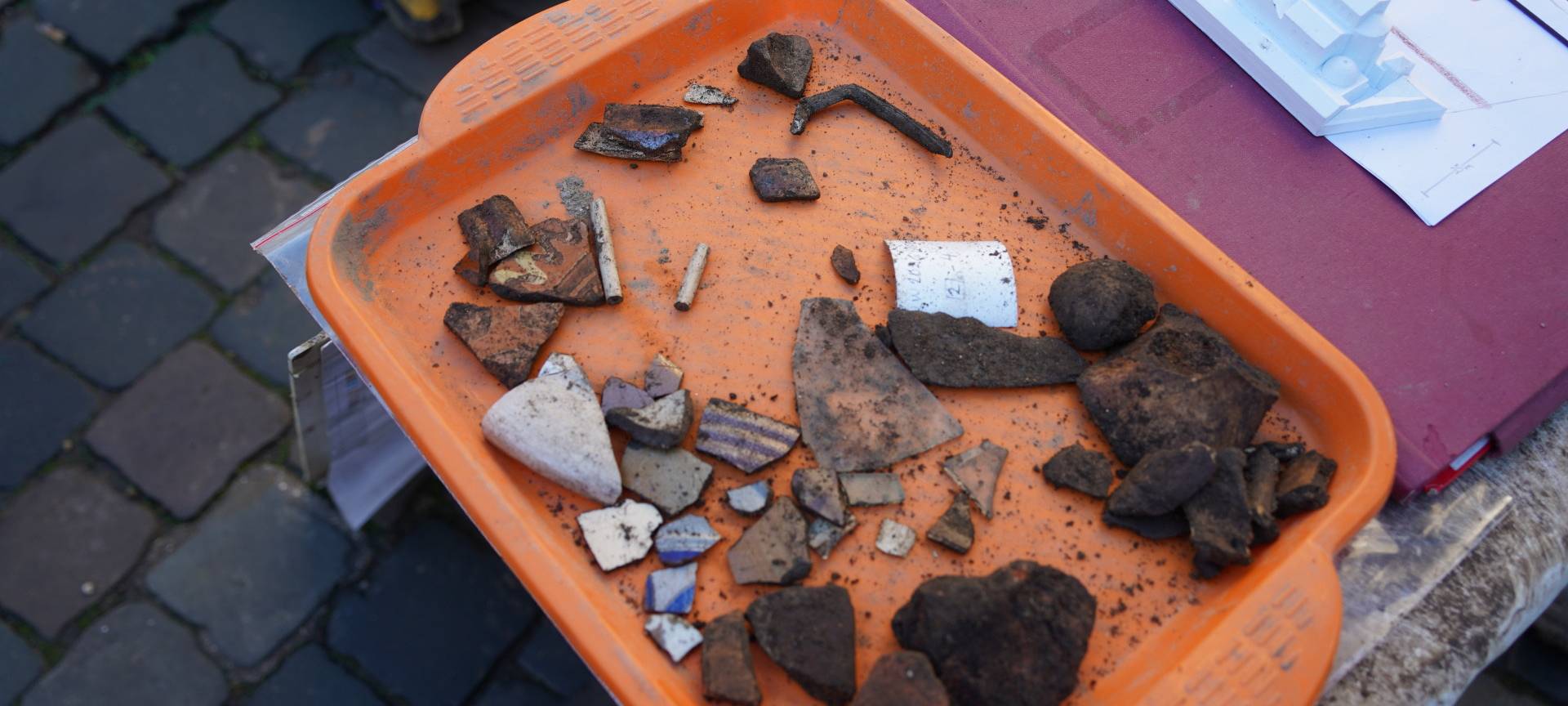 Archäologen am Münsterplatz in Aachen