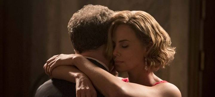 Fred und Charlotte tanzen eng umschlungen.