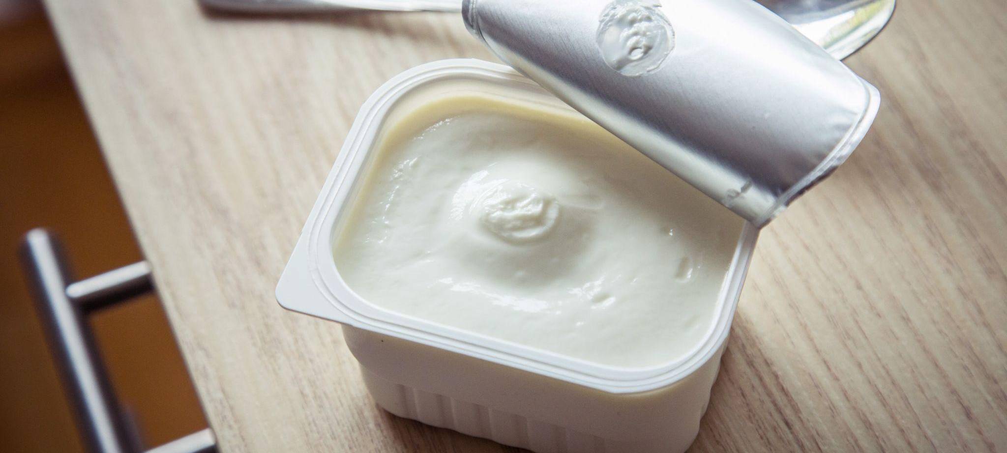 Eine Packung Magerquark steht in einer Küche