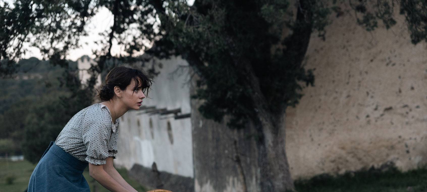 Tita schuftet in ihrem Haus.