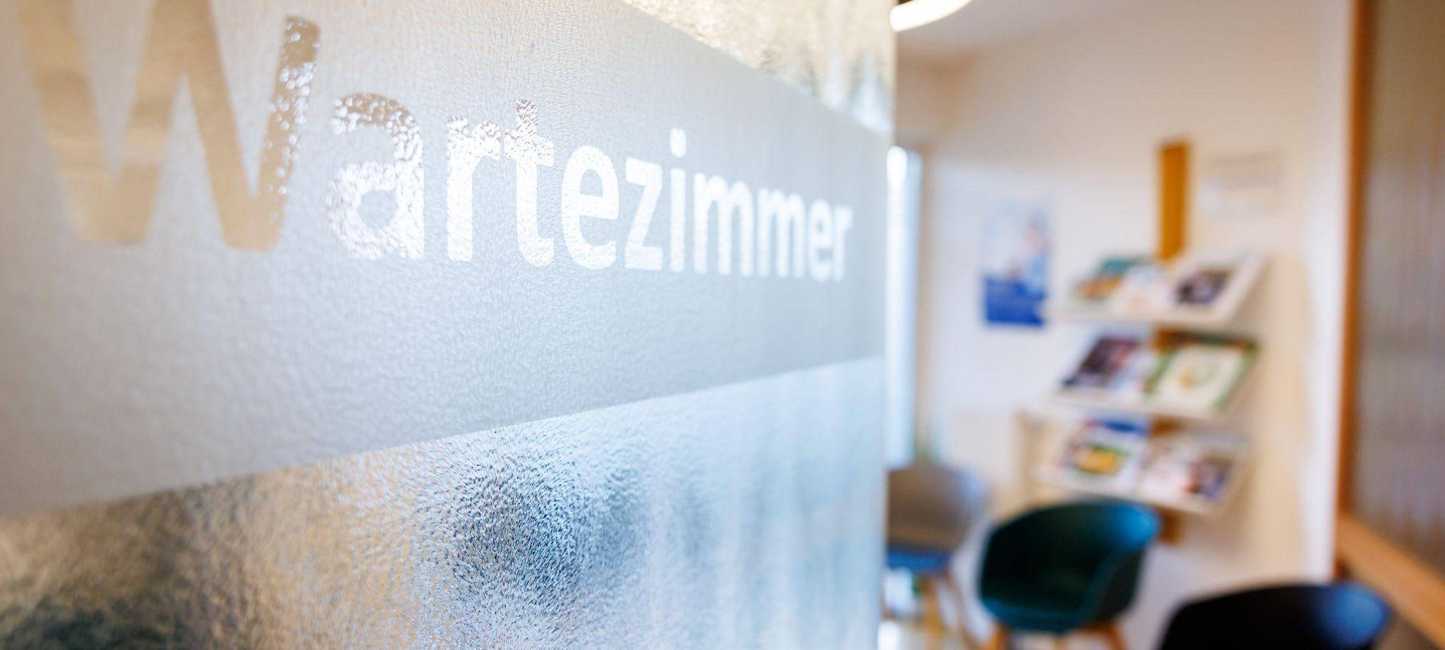 Wartezimmer in Hausarztpraxis
