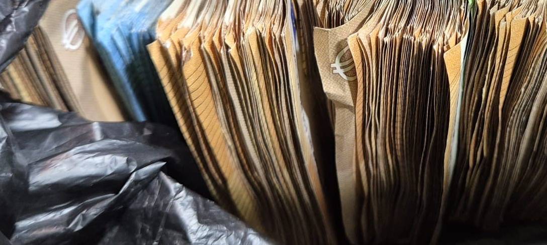 Zoll findet 44.000 Euro in bar