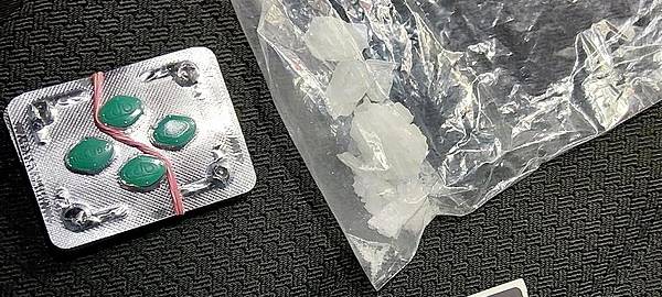 Polizei stoppt Mann mit Drogen und gefälschten Kennzeichen