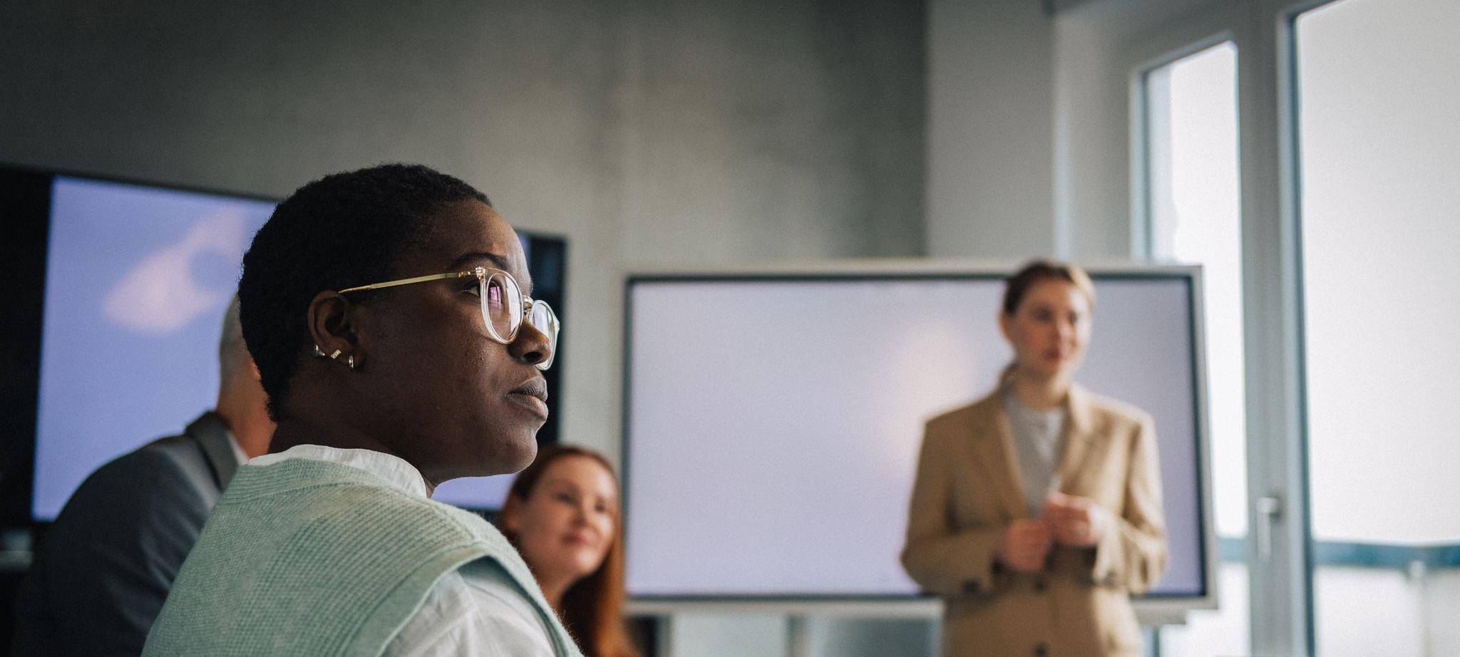 Eine Frau in einem Meeting