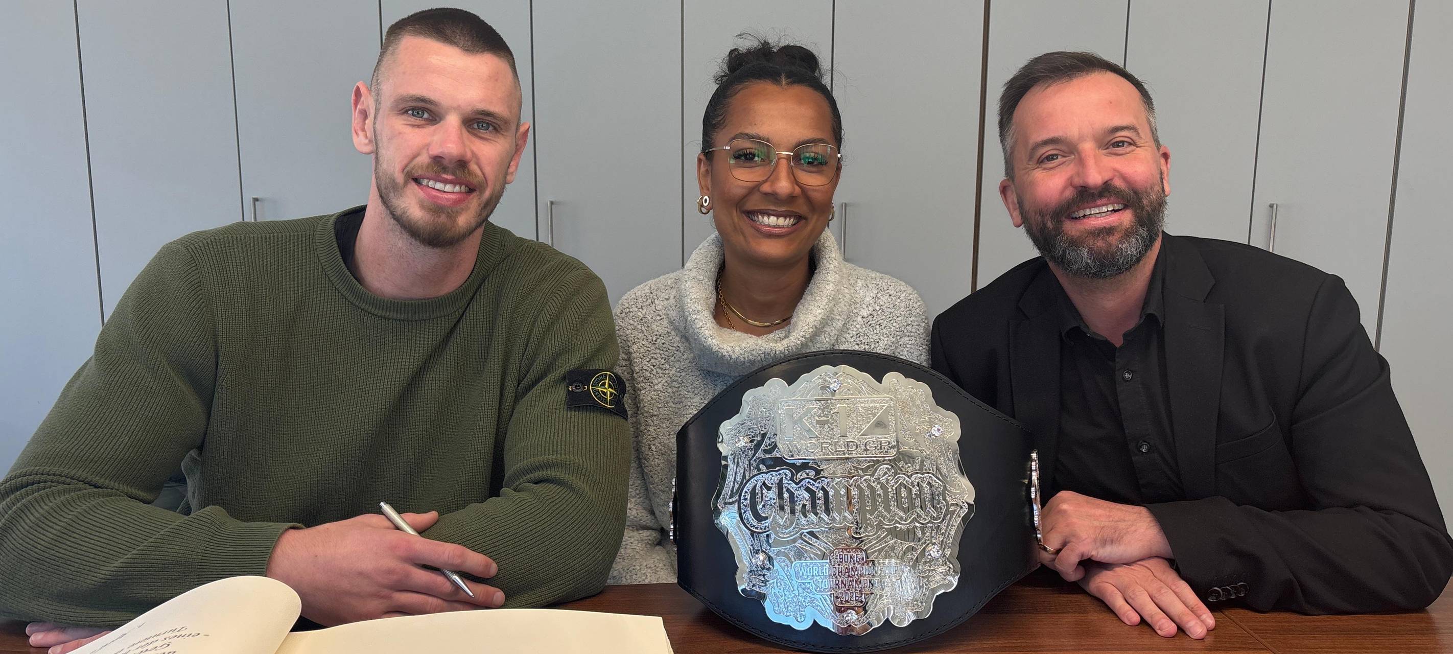 Kickboxer Achterberg: Eintrag ins Alsdorfer Gästebuch