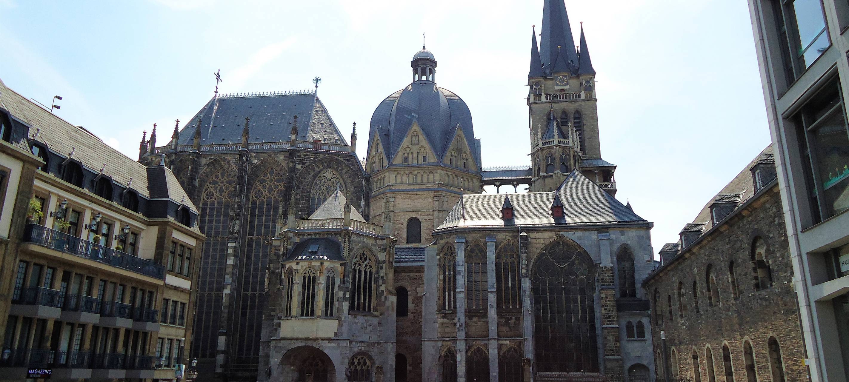 Person zieht sich im Aachener Dom aus