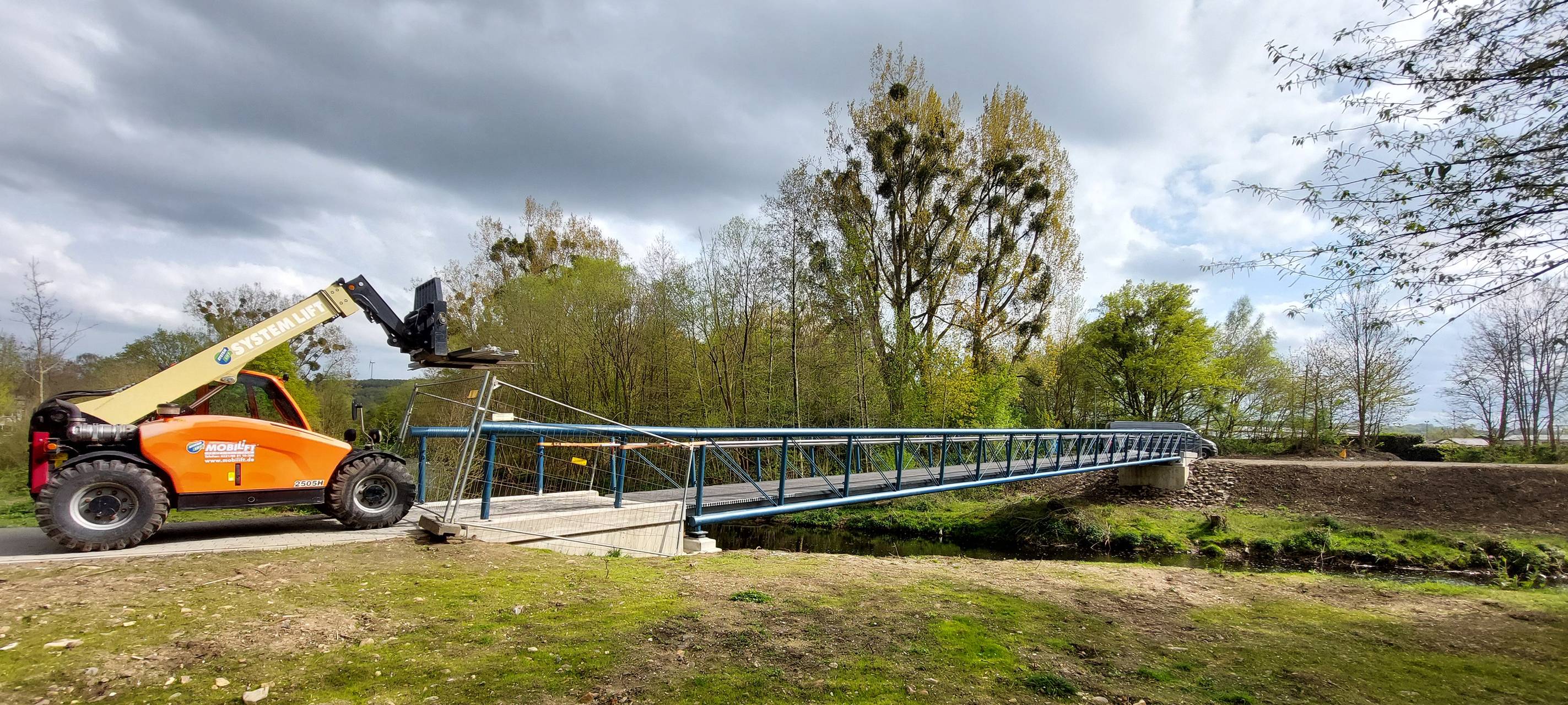 Weisweiler: Neue Indebrücke steht