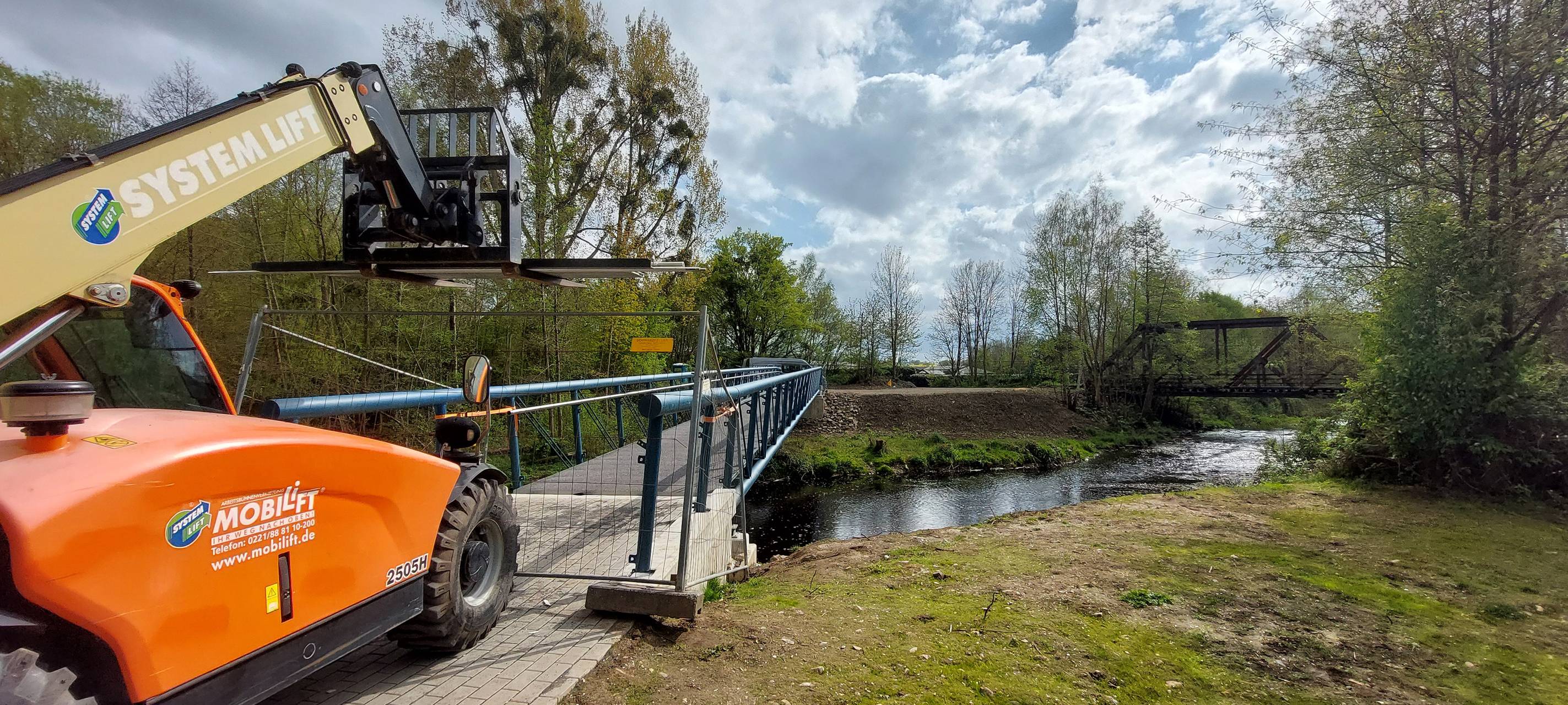 Weisweiler: Neue Indebrücke steht