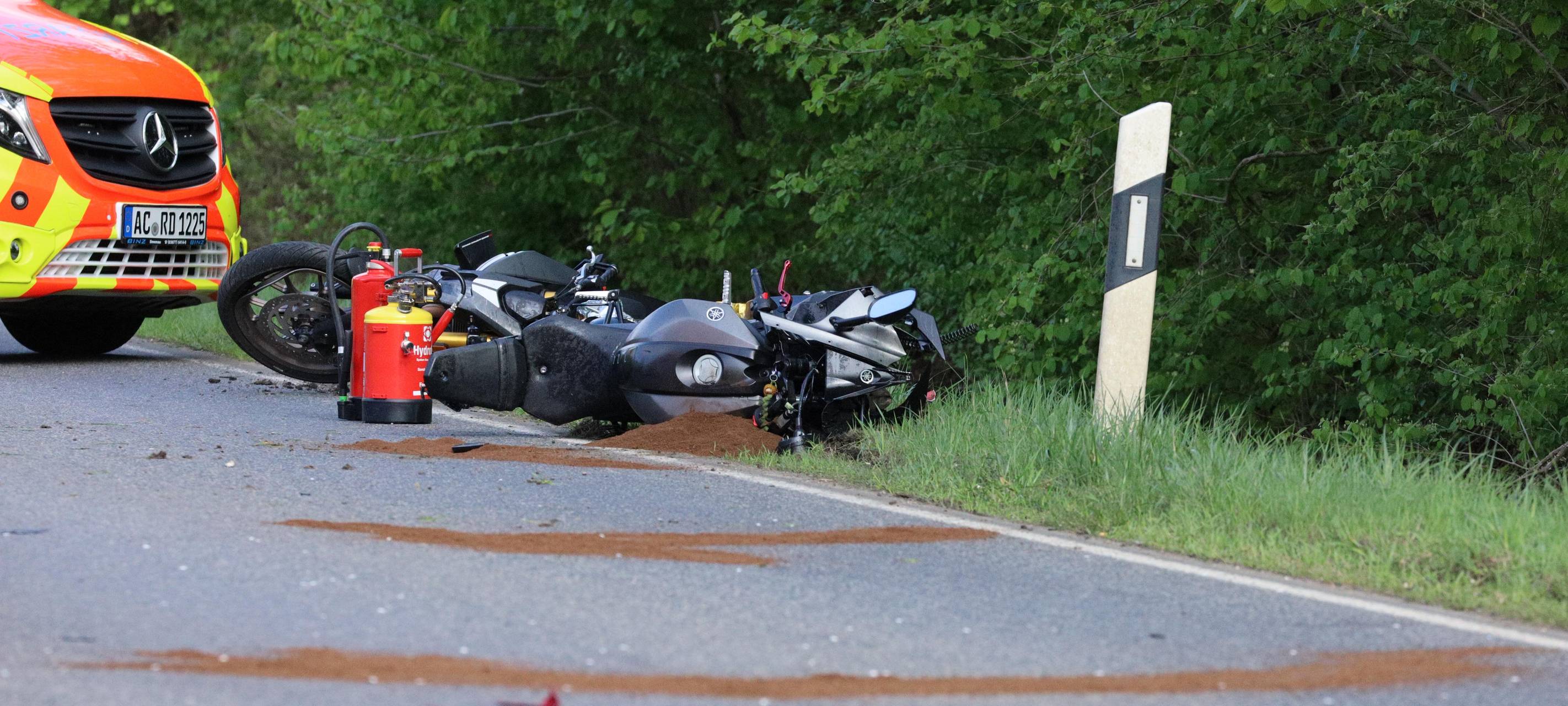 Zwei Motorradfahrer nach Unfall schwer verletzt