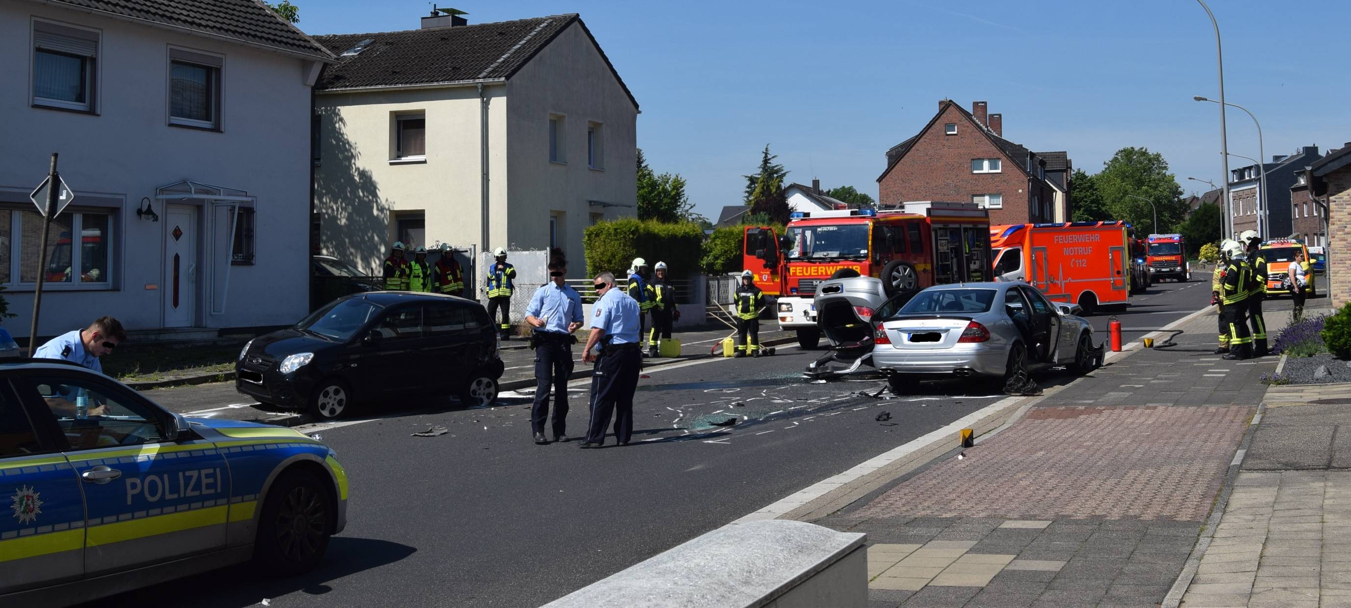 Auto überschlägt sich bei Unfall