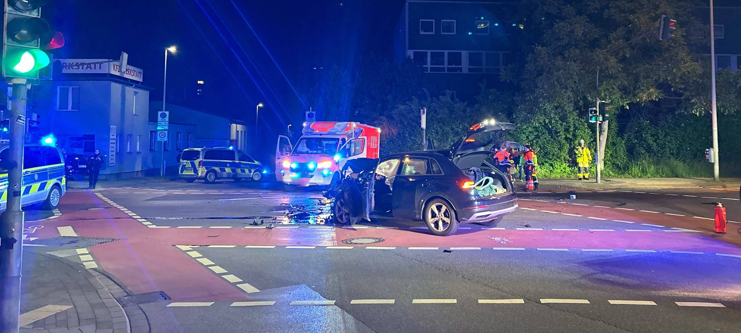 Unfall mit Rettungswagen: Drei Menschen leicht verletzt