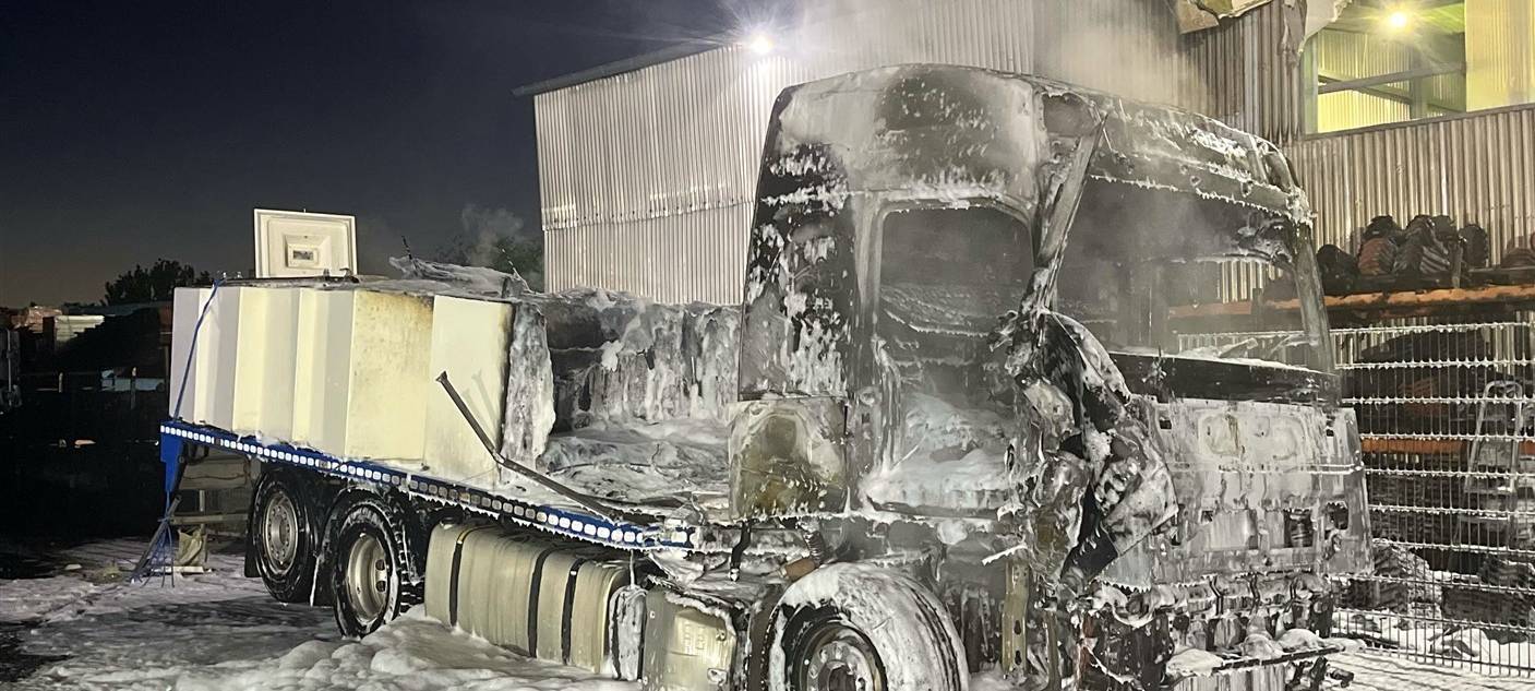 Lkw brennt auf Firmengelände aus