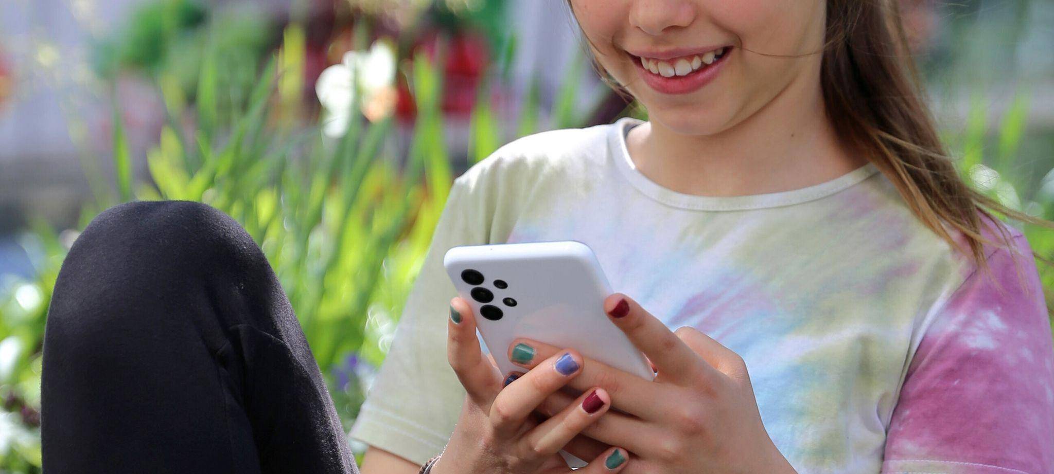 Ein Mädchen mit Smartphone