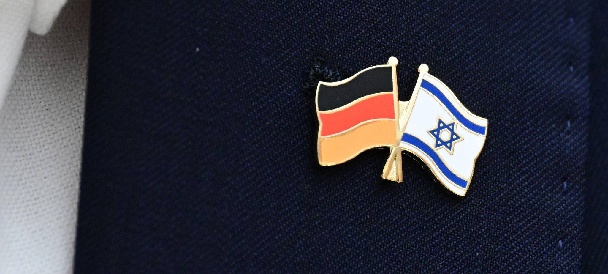 Anstecknadel mit Fahnen von Deutschland und Israel