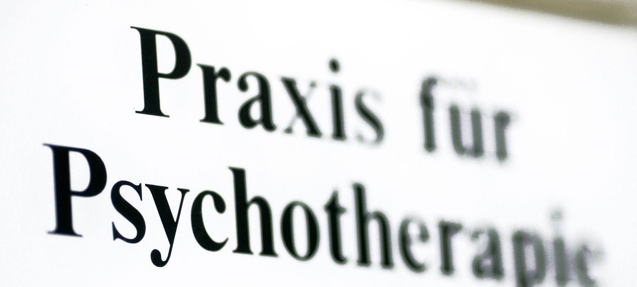 Ein Schild weist auf eine Praxis für Psychotherapie hin