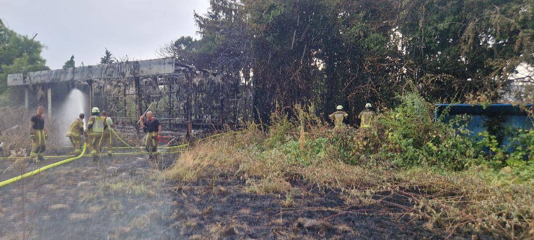 Großbrand auf altem Sportplatz in Alsdorf