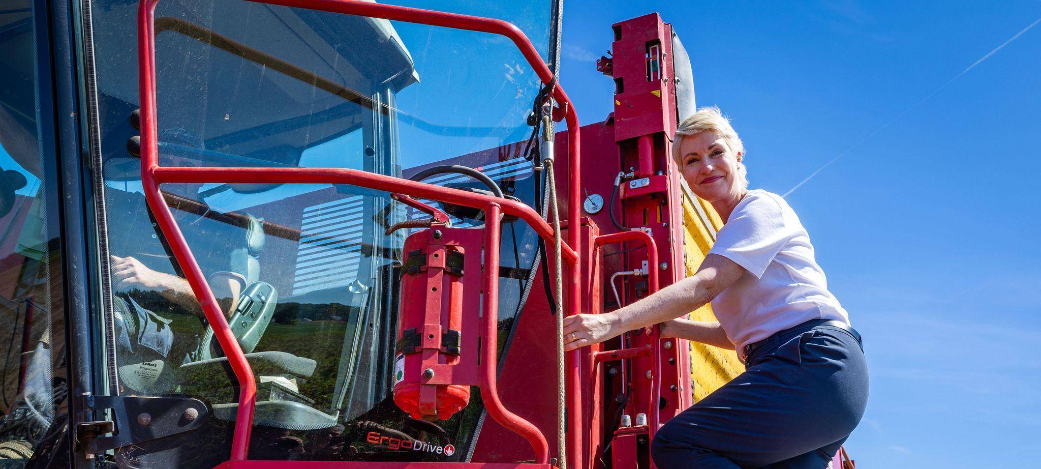 Ministerpräsidentin Schwesig (SPD) bei der Kartoffelernte