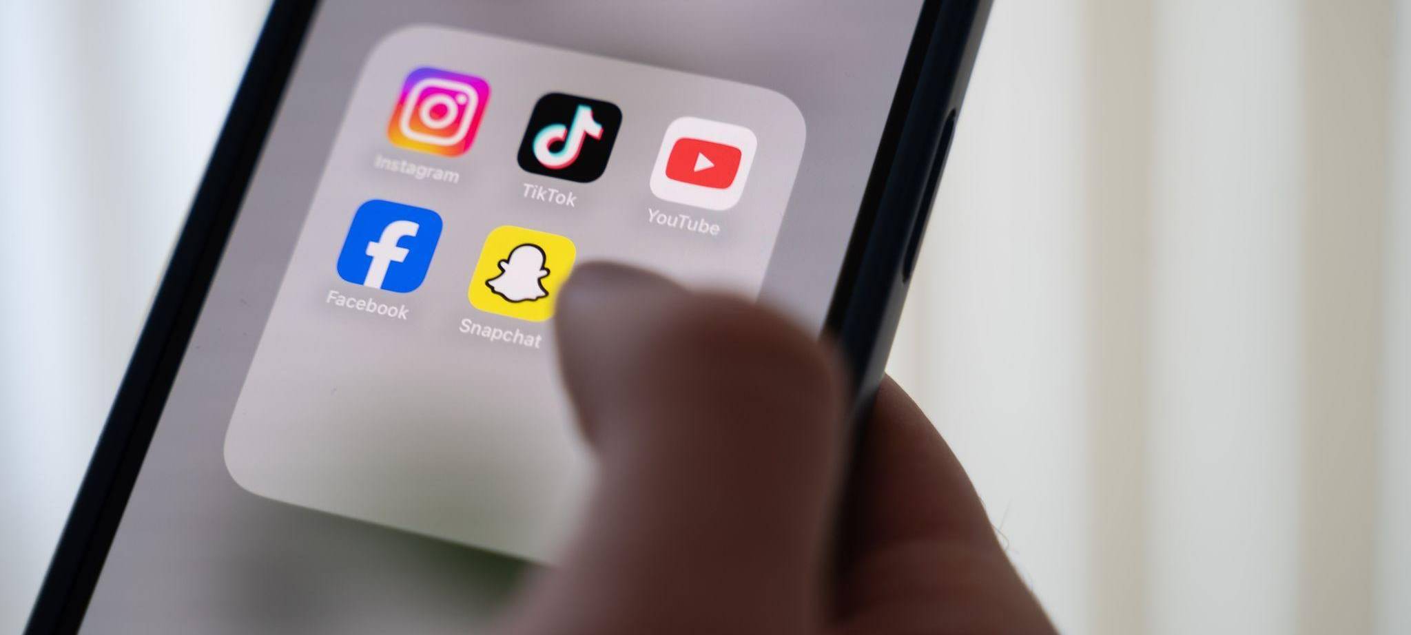 Verschiedene Social-Media-Apps auf einem Smartphone