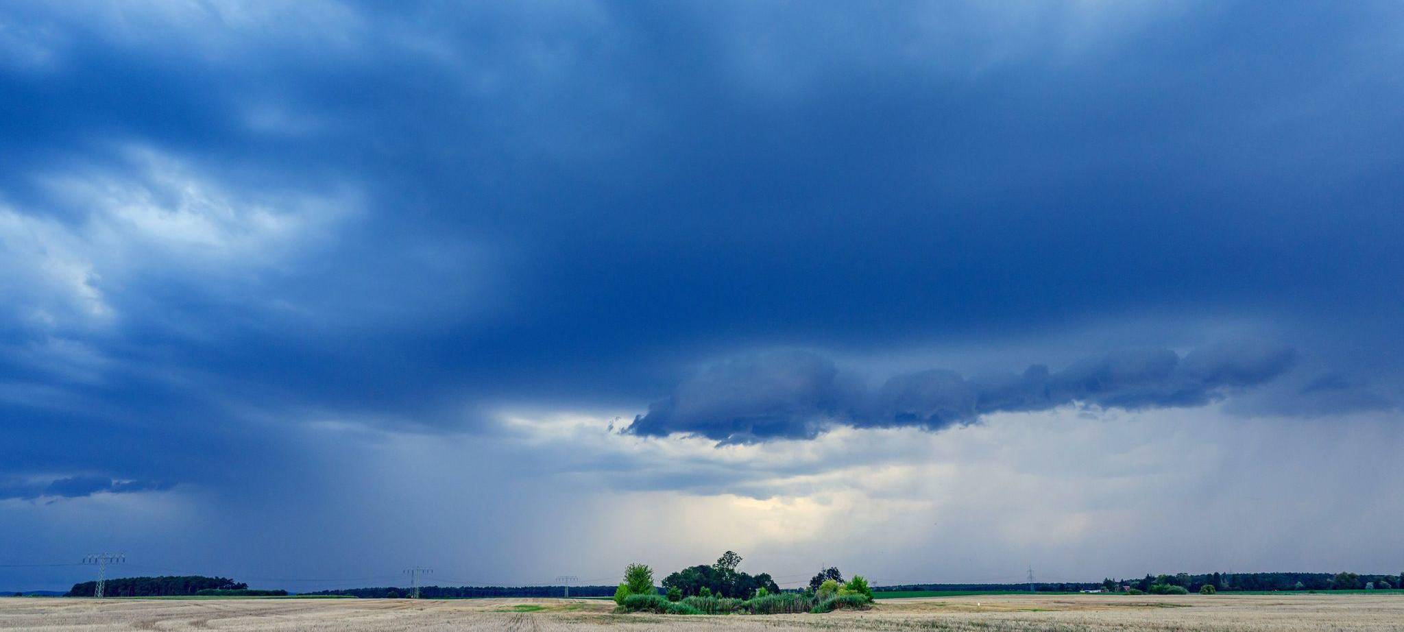 Gewitter ziehen über die Landschaft