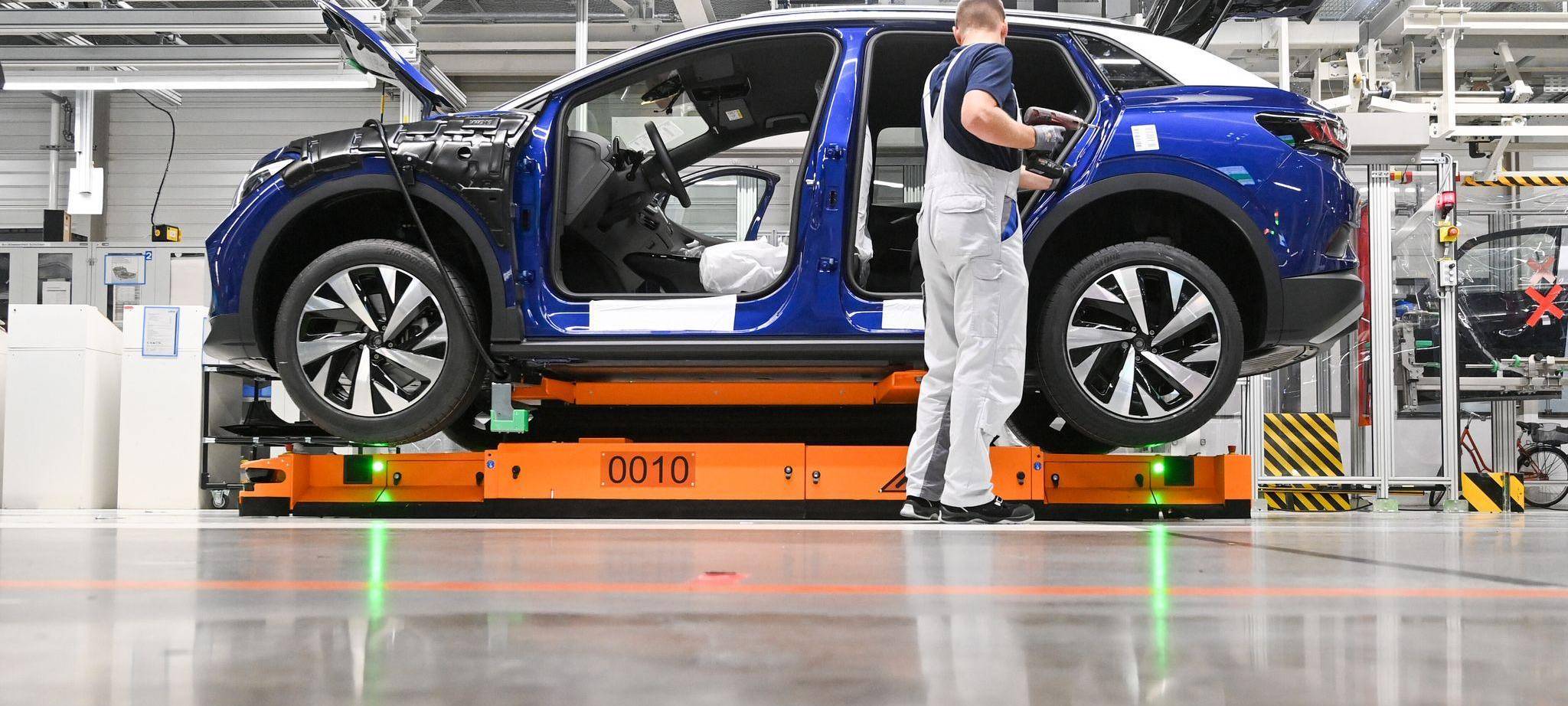 Mitarbeiter im Volkswagenwerk in Zwickau