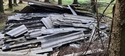 Bauplatten illegal im Lammersdorfer Wald entsorgt