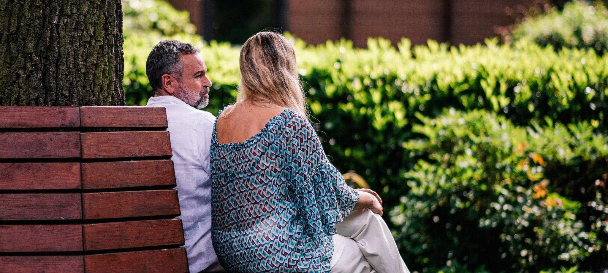 Ein Mann und eine Frau sitzen auf einer Bank