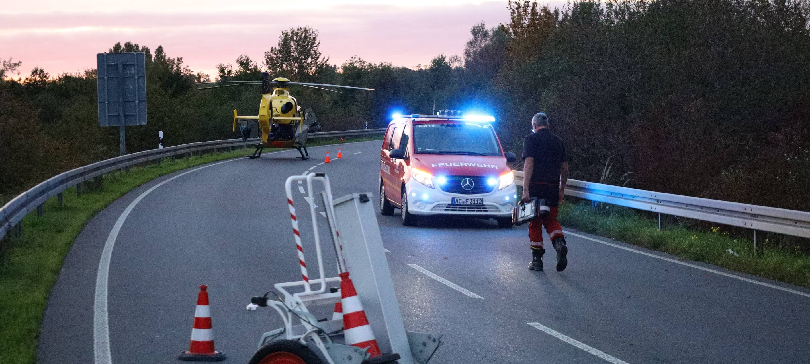Gegen Pfosten geknallt: Motorradfahrer lebensgefährlich verletzt