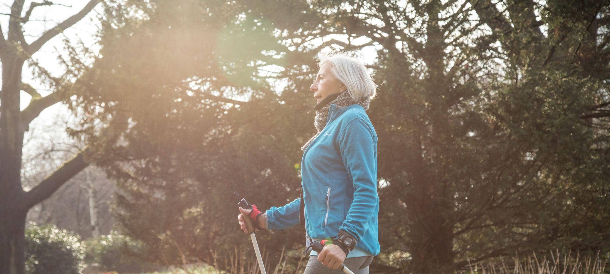 Eine Frau beim Nordic Walking