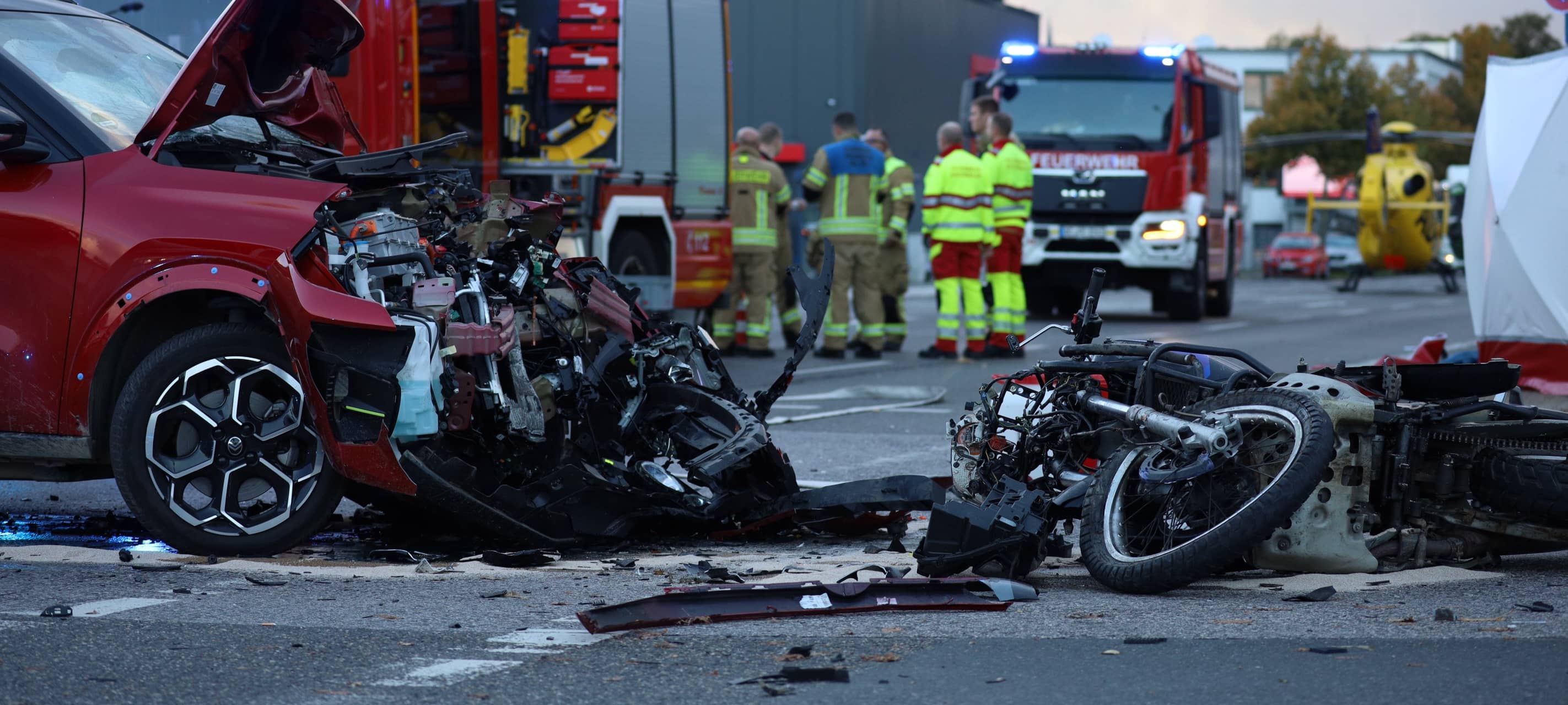 Aachener Straße: 25-jähriger Motorradfahrer lebensgefährlich verletzt
