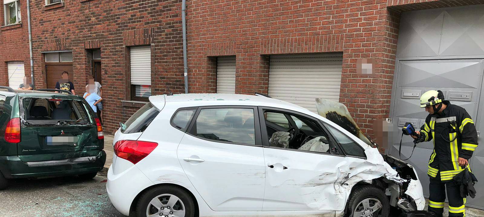 Hoengen: Auto brennt nach drei Kollisionen