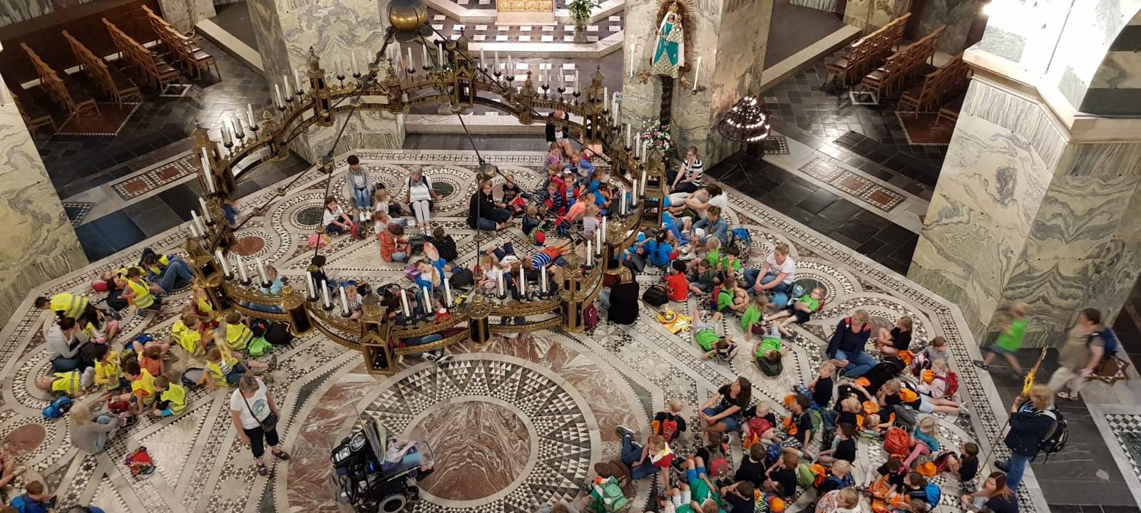 Kinder pilgern zum Aachener Dom