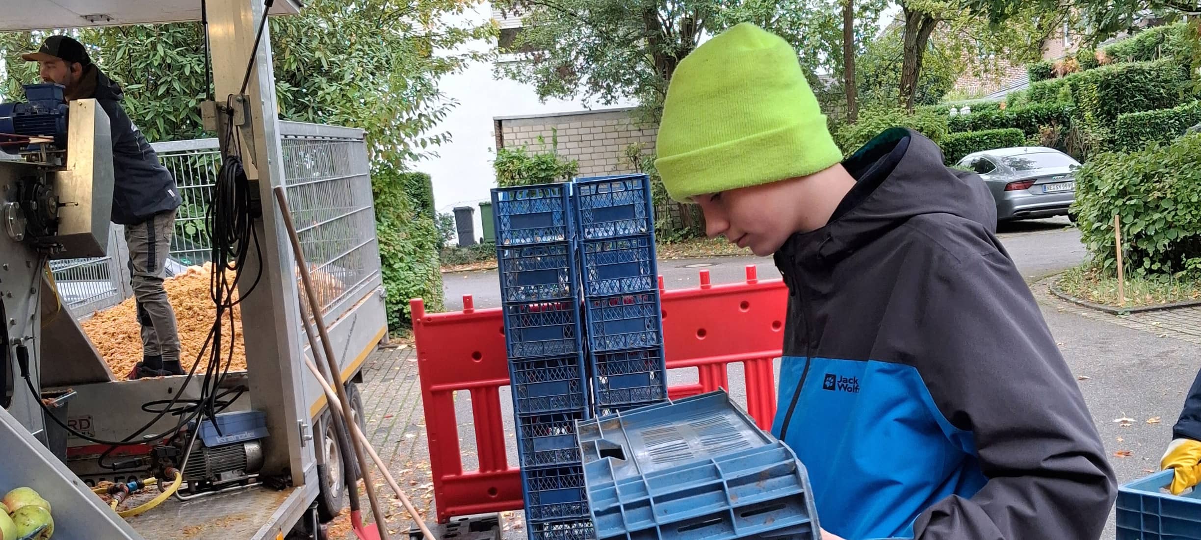 Kinderbürgermeister hilft bei Apfelernte