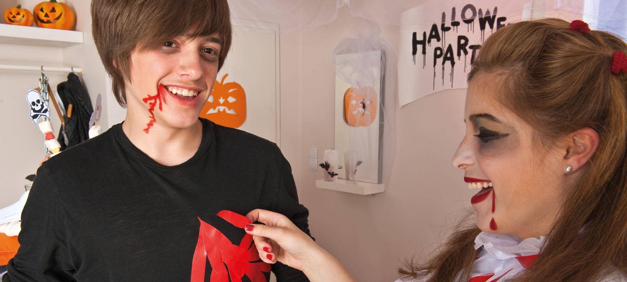 Zwei Kinder verkleiden sich für Halloween