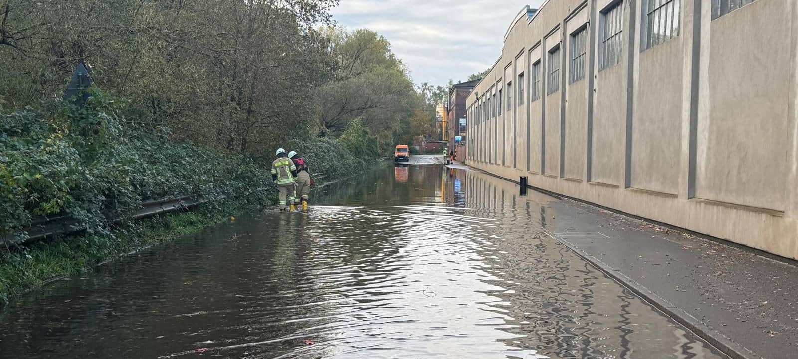 Regen und Sturmböen: Straße überflutet, ICE bleibt liegen