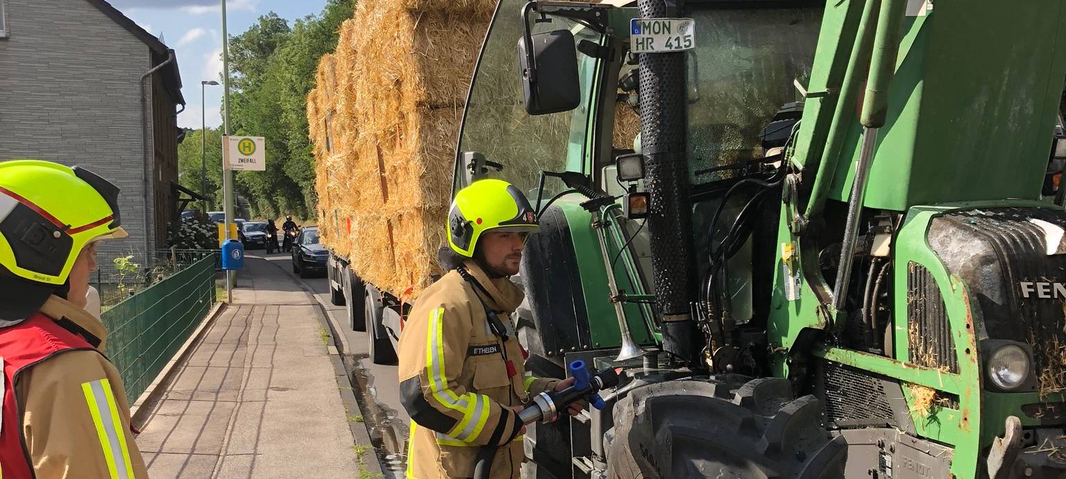 Traktor brennt