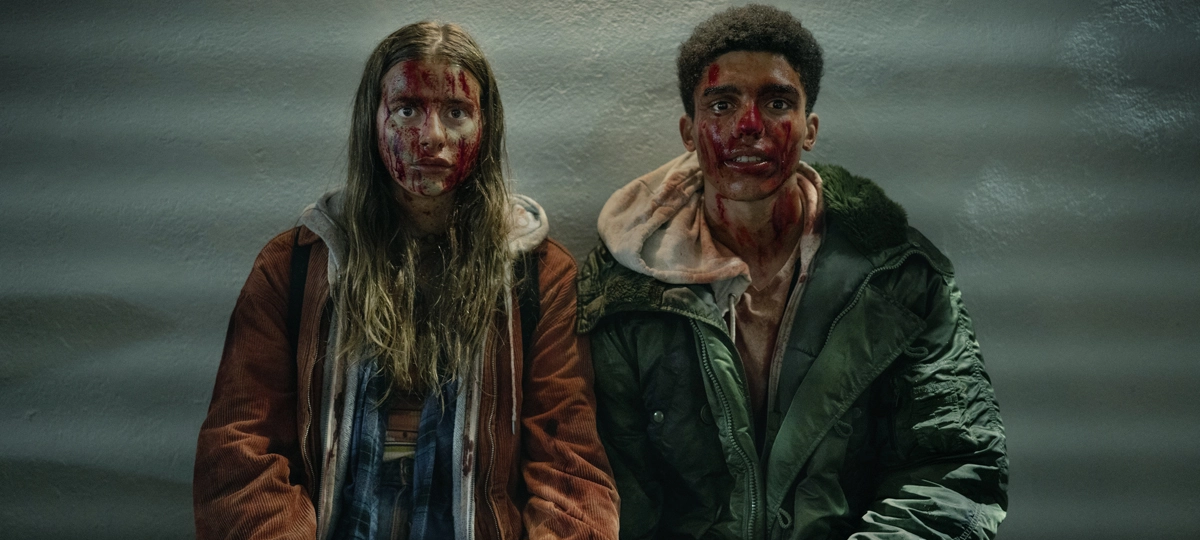 Nathan steht zwischen beiden Hexerbanden.