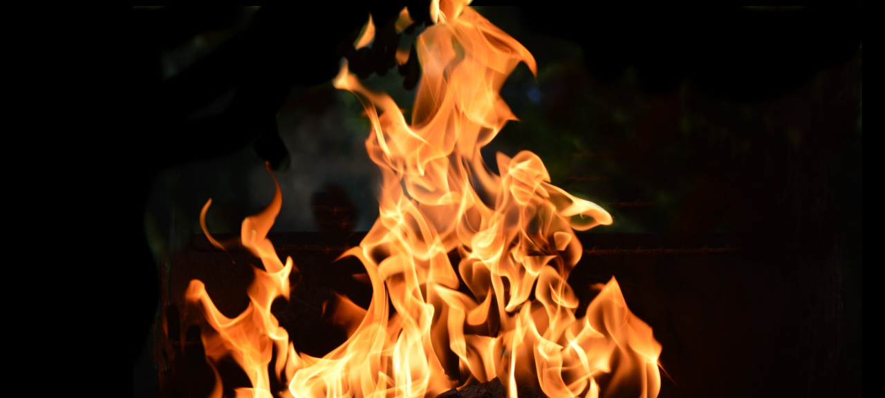 Zwei Autos in Flammen