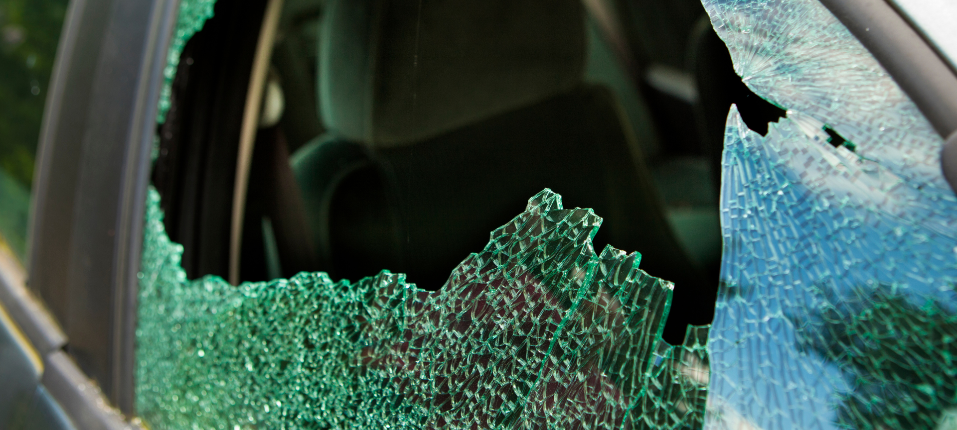 Mehrere Autoscheiben eingeschlagen