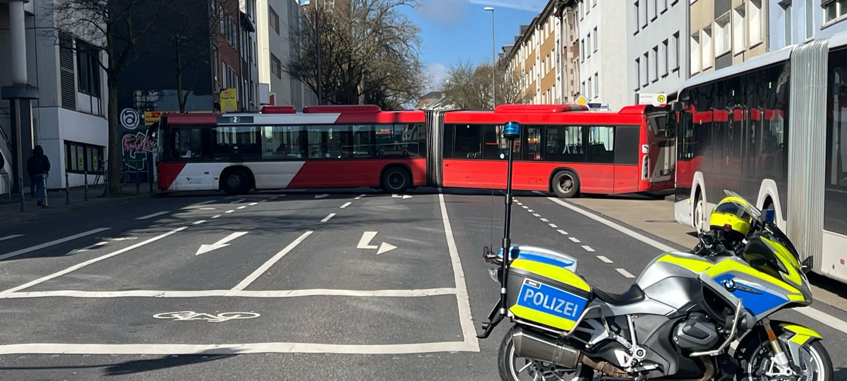 Aachen: Bus quer am Alexianergraben