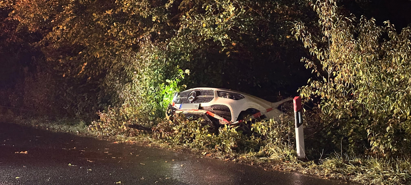 Alsdorf: Auto im Graben und Auffahrunfall mit 70 km/h