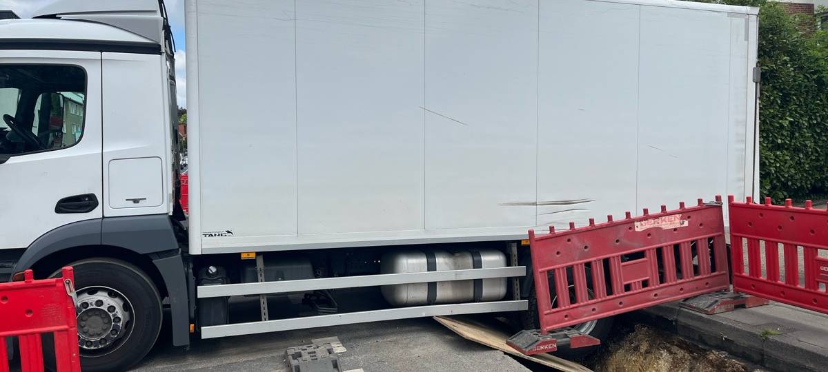 Aachen-Laurensberg: Laster gerät in Baugrube