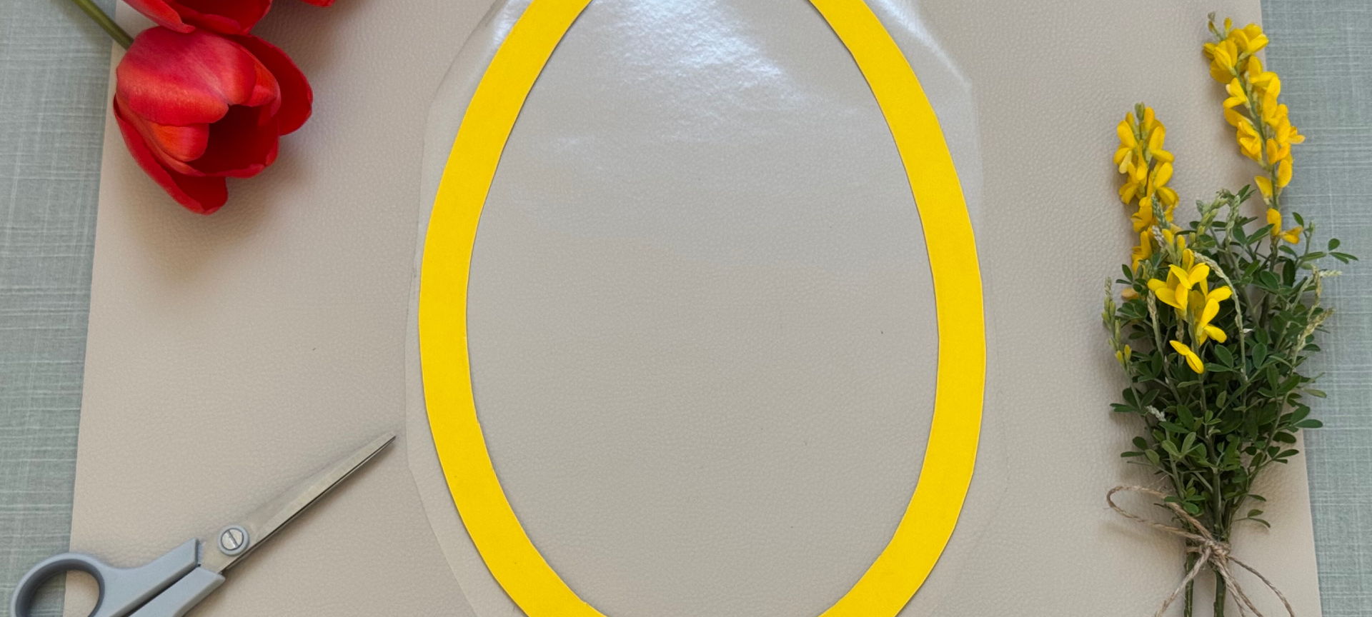 4. Motiv auf Folie kleben und überstehende Folie abschneiden