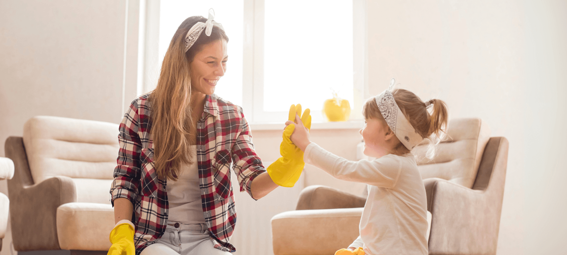 Frühjahrsputz, Mama und Tochter putzen zusammen, High Five